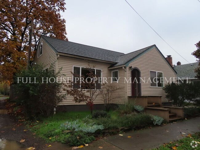 Building Photo - Cute Two Story 3 Bed/2 Full Bath Home in D...