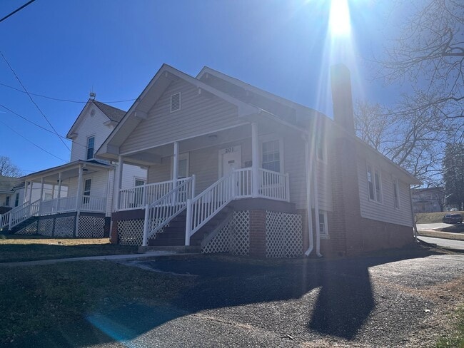 Beautiful home close to University of Lync... - Beautiful home close to University of Lync...