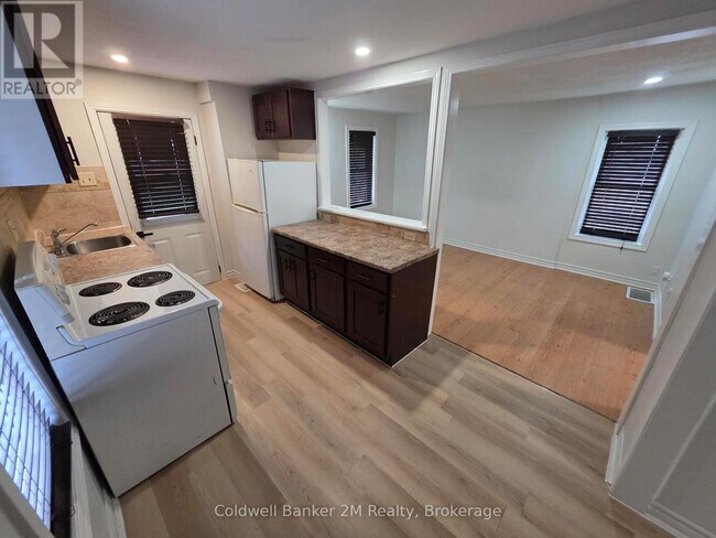 Photo - 300 Haig St