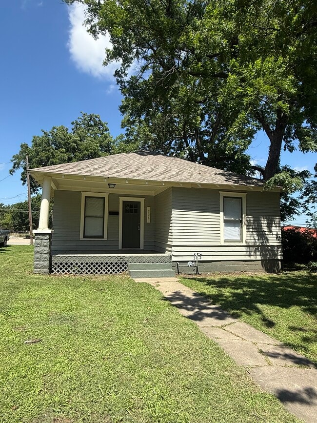 Building Photo - 706 S Saint Louis Ave