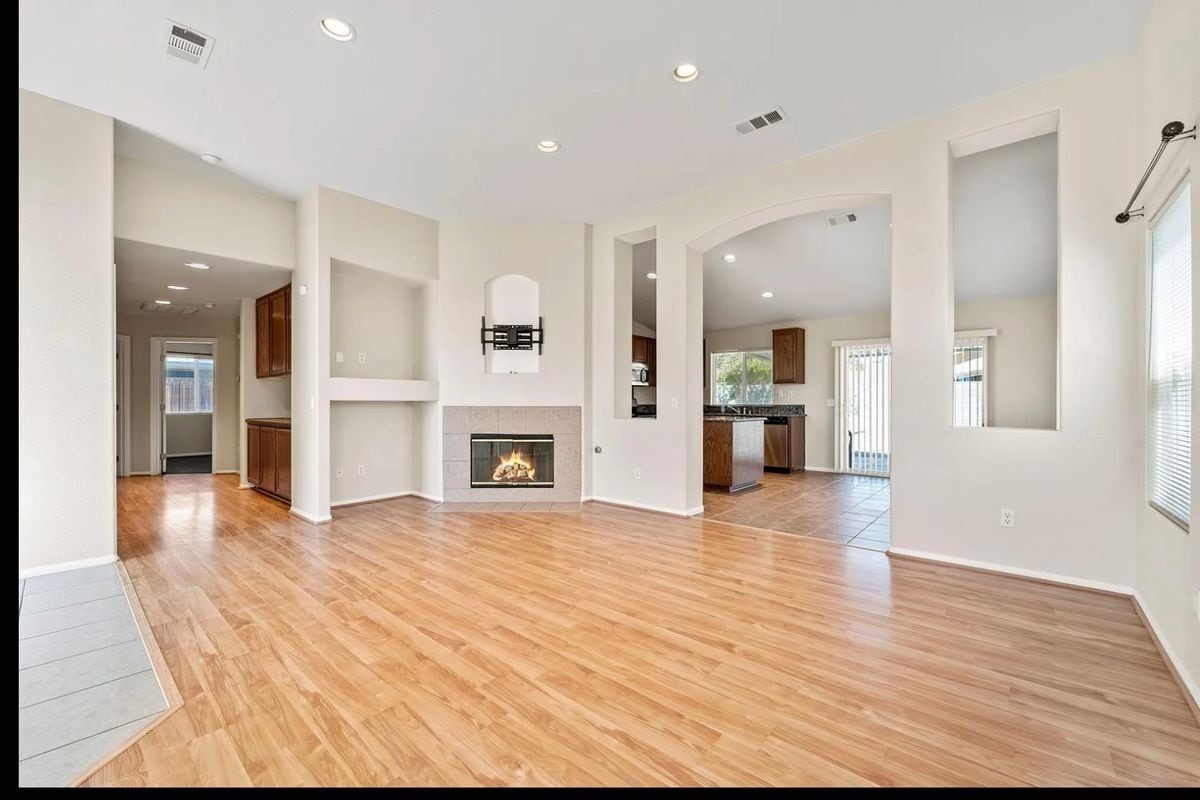 Photo - 8497 Tamarack Ave