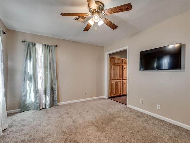 Photo - 211 W Dale St