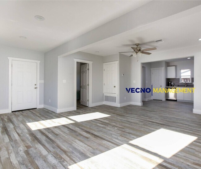 Photo - 129 E Torrey St