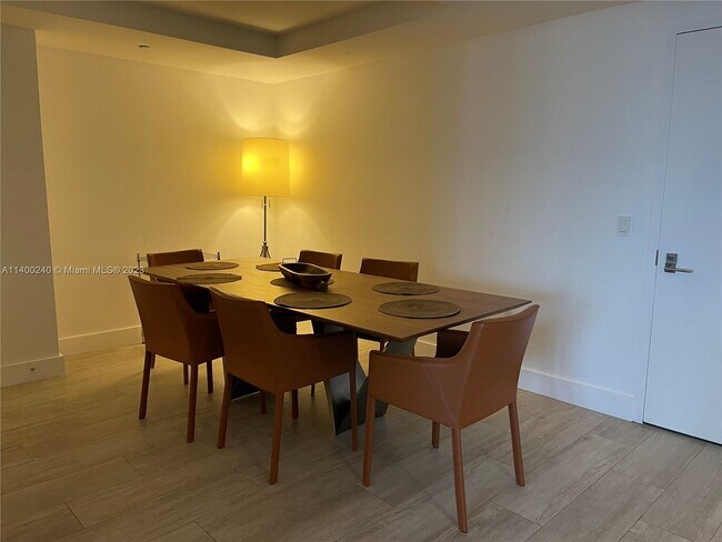 Photo - 121 NE 34th St Unidad 2802