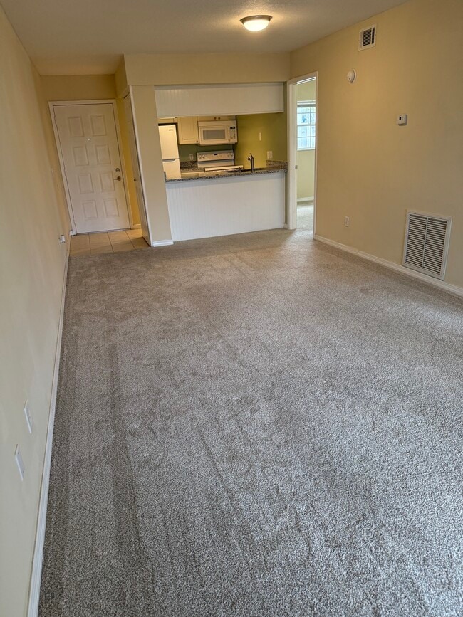 Building Photo - 3802 N Oak Dr Unit W11