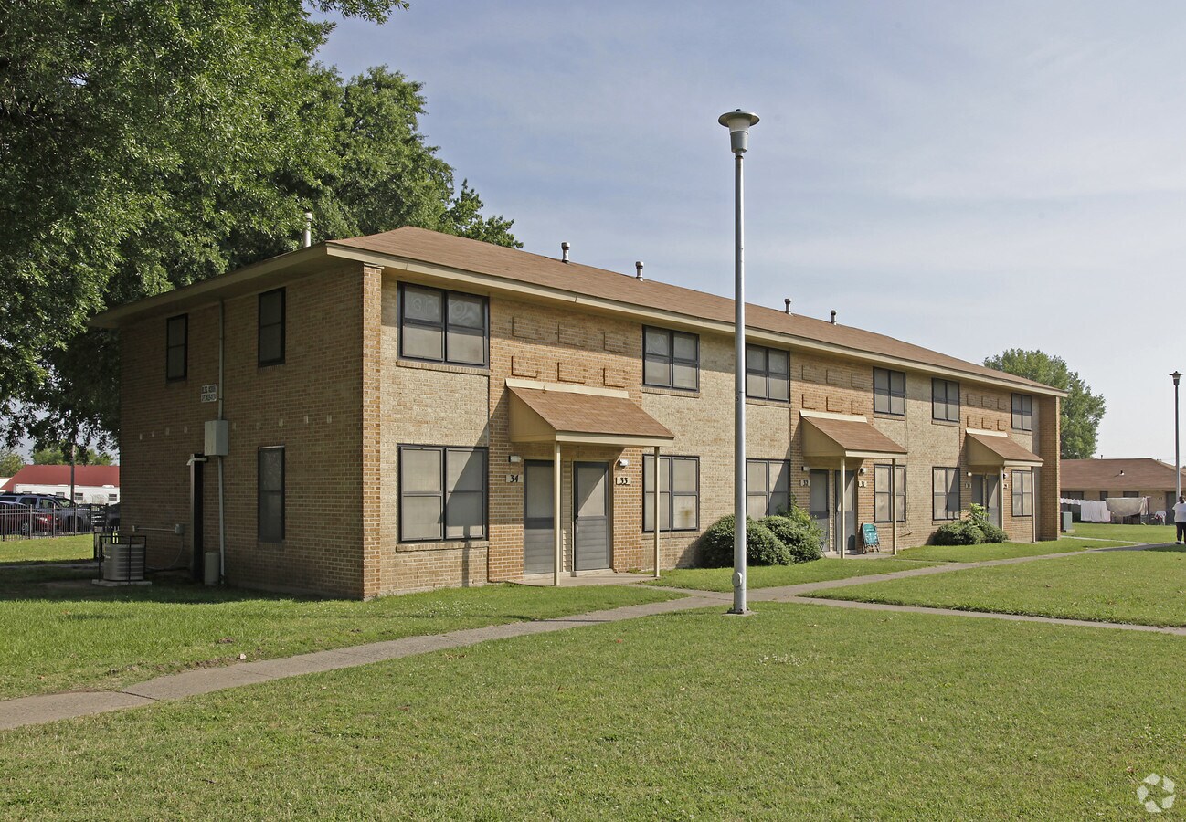 Photo - Hemlock Courts Apartments