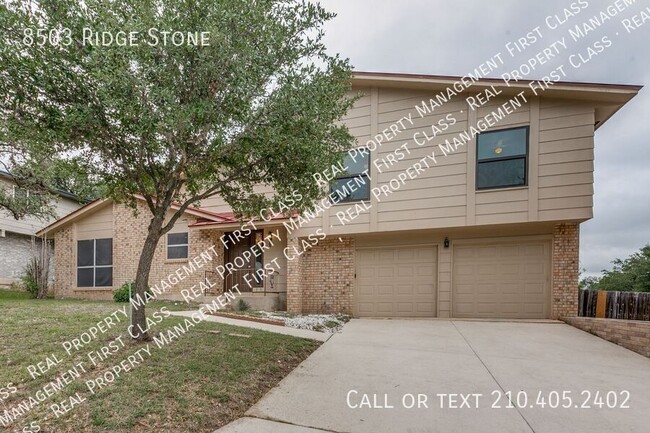 Must see! 3 BR, 2.5 BA corner with large b... - Must see! 3 BR, 2.5 BA corner with large b... House