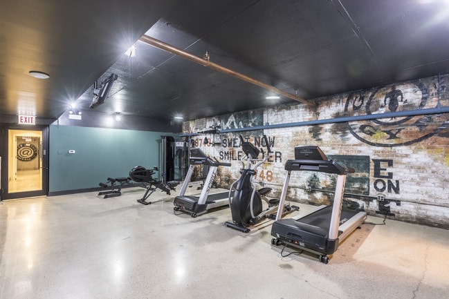 The District at Sheridan - Gimnasio - District @ Sheridan - 5536 N Sheridan Rd