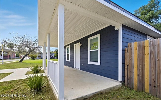 Photo - 1428 Barnett St