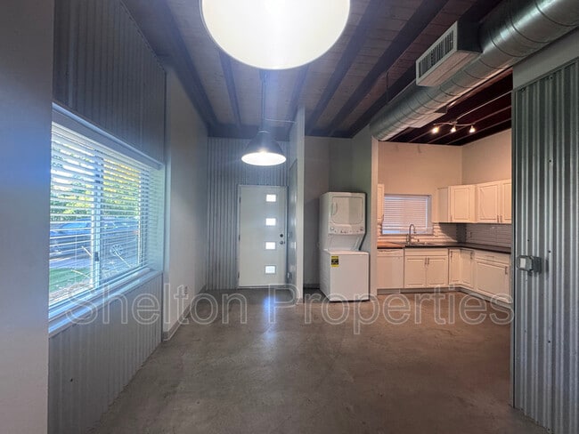 Photo - 2121 W Hayward Ave