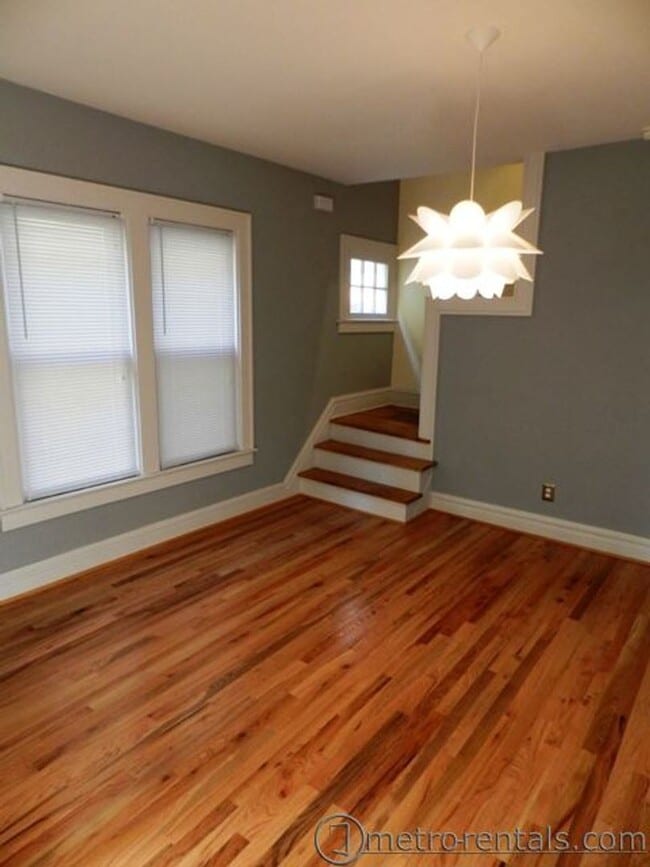 170-172-172 E Tompkins St