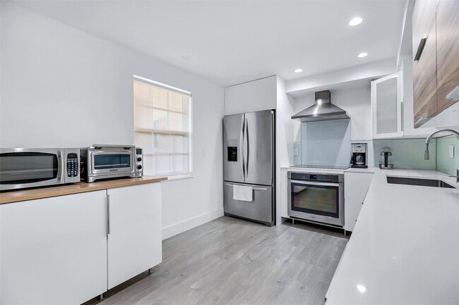 Building Photo - 3611 Oaks Clubhouse Dr Unit 203