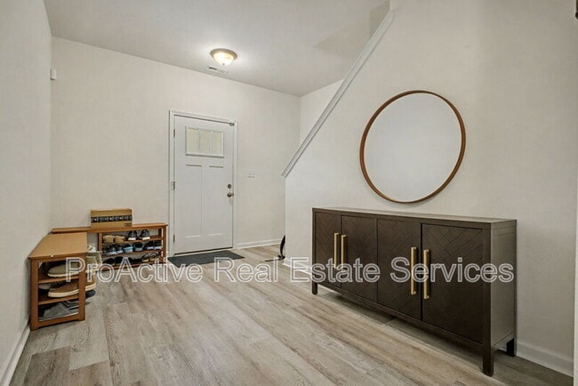 Photo - 3026 Peronne Ave