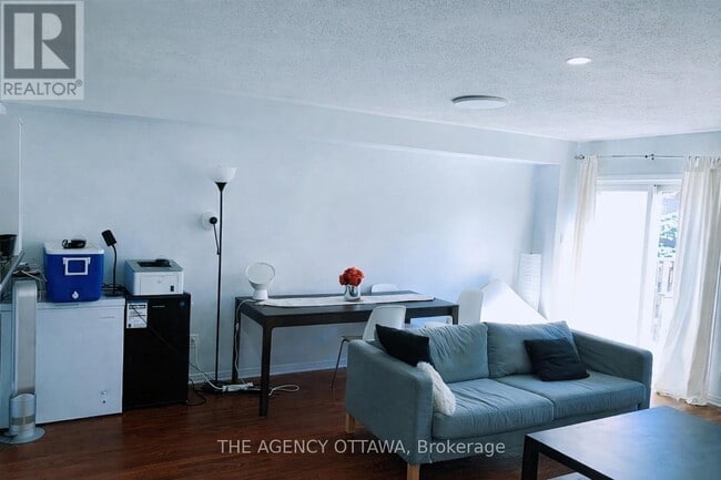 Photo - 222 Freedom Private