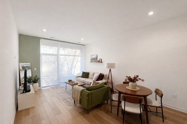 Photo - 4513 N Clark St