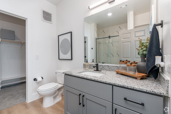 2BR, 2BA - 983SF - Primary Bathroom