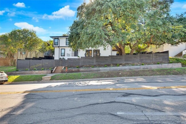 Photo - 1115 Enfield Rd Unit B