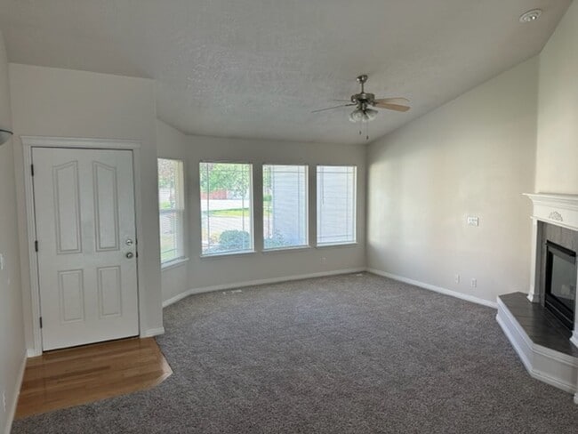 Photo - 943 Mount Hood Pl N