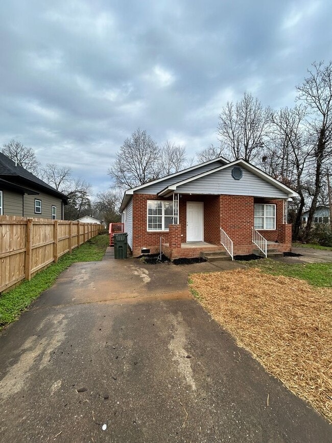 Building Photo - Duplex in the Heart of Southside - 2 bed | 1.5 baths