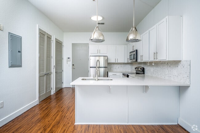 1BR, 1BA - 741SF - Kitchen
