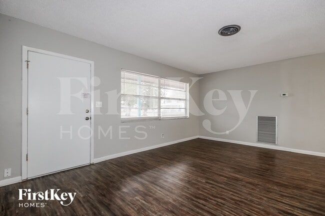 Photo - 130 Davison Ave N
