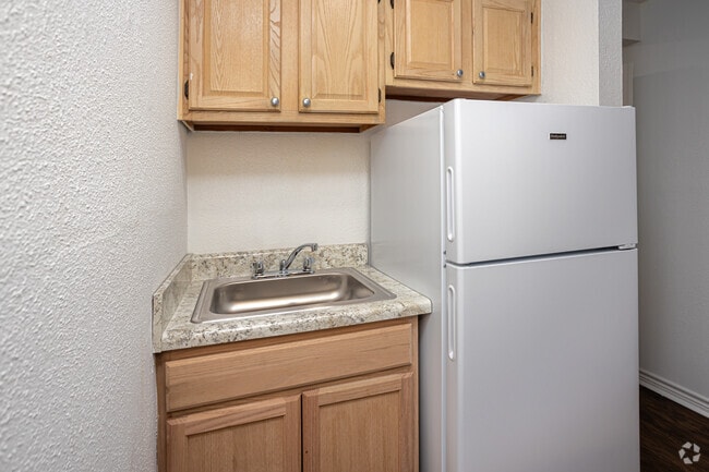 Studio, 1BA - 420SF