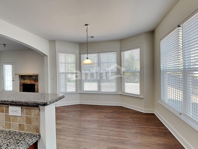 Photo - 8100 Lynwood Square