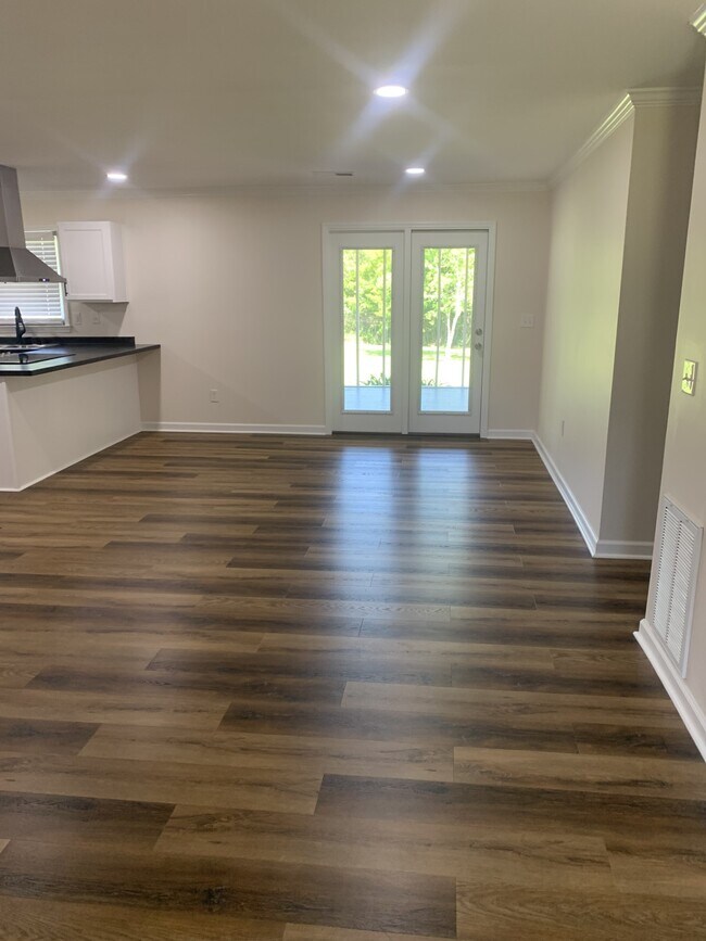 Photo - 411 Connecticut Dr