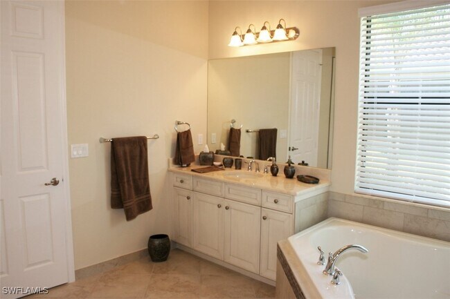 Building Photo - 3296 Pacific Dr Rental