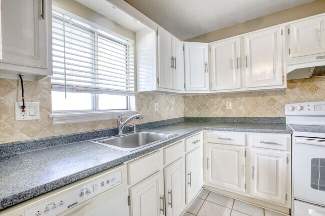Photo - Lovely 2 bed 1.5 bat Condo is quiet Stamford Neighborhood Unit 2