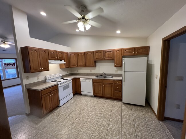 Building Photo - 1295 Chestnut Dr Unit C Rental