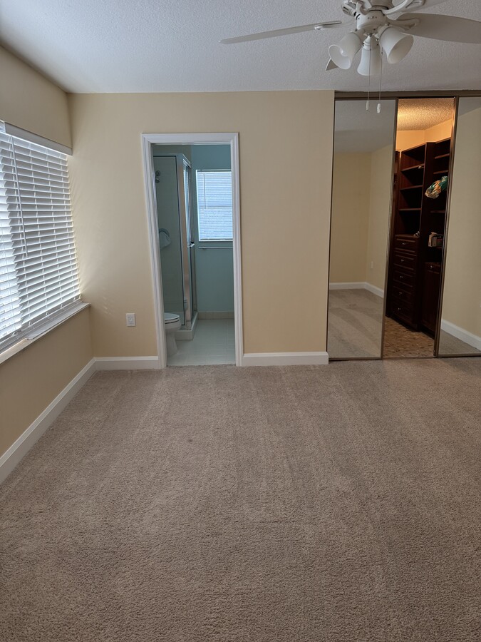Dormitorio con vestidor y baño. - 3441 SW Sunset Trace Cir