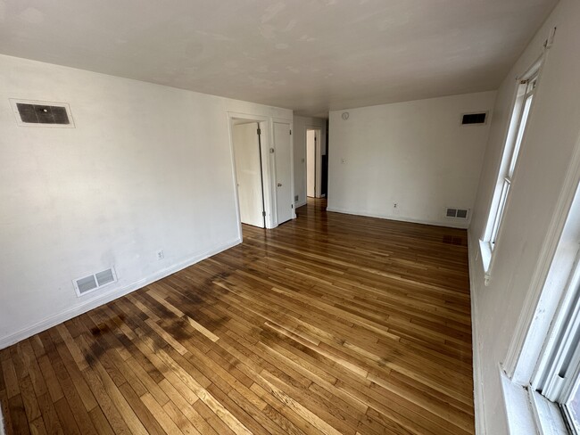 Living room - 258 Broad St Unit 2