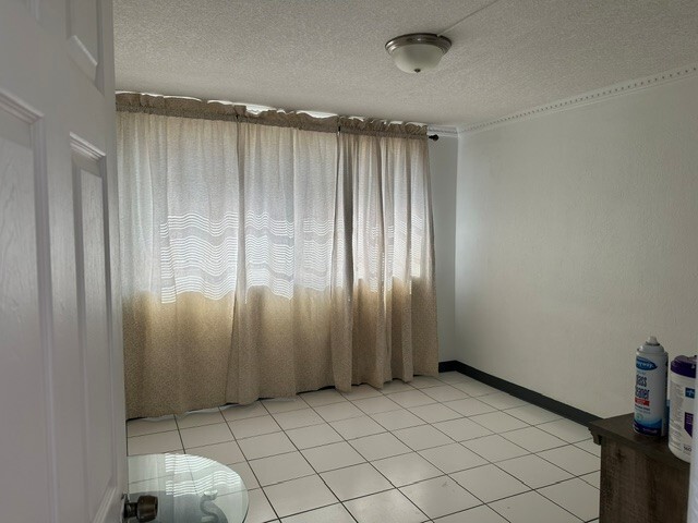 Large spacious bedroom - 200 SW 51st Pl Unit Efficiency