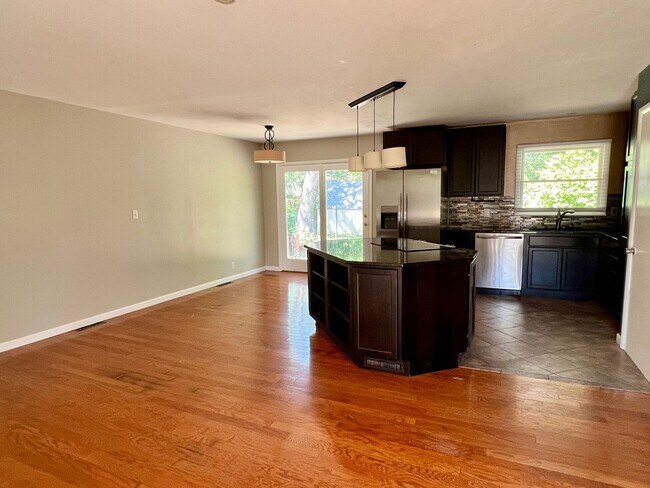 Photo - Spacious Home 3 Bedroom w/Fin basement for...