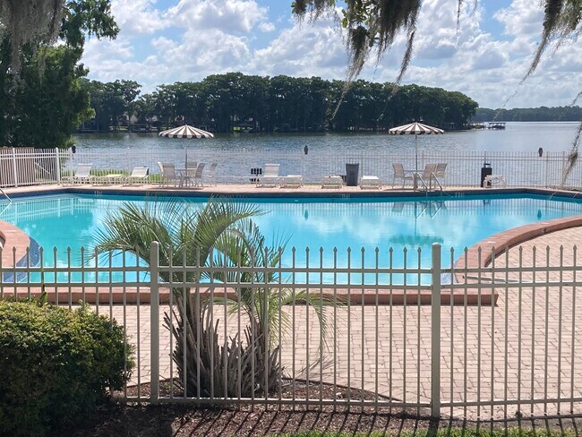 Piscina con vista al lago. - 368 Georgetown Dr