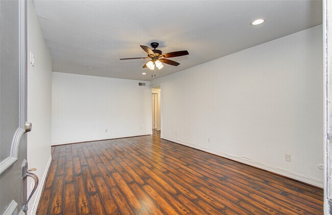 Building Photo - 12633 Memorial Dr Unit 152