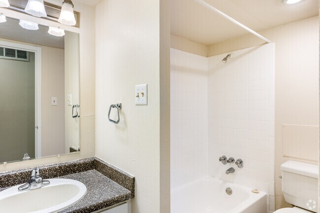 B2 - 2BR, 2BA - 1,120SF - Primary Bathroom