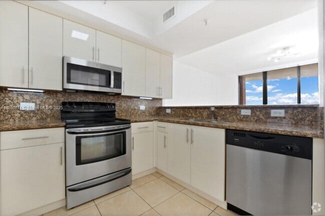 Building Photo - 2301 SW 27th Ave Unit 602 Rental
