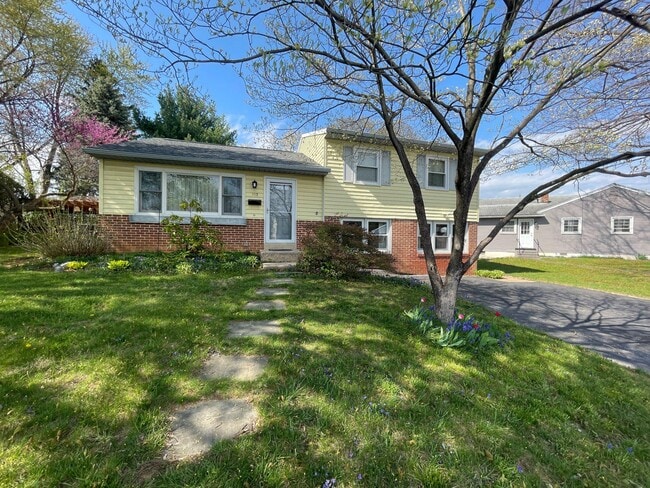 Building Photo - 113 E Woodland Dr