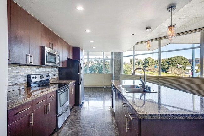 Photo - 1080 Park Blvd