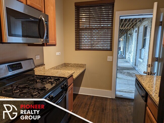Building Photo - 3455 N Wolcott Ave Unit 2