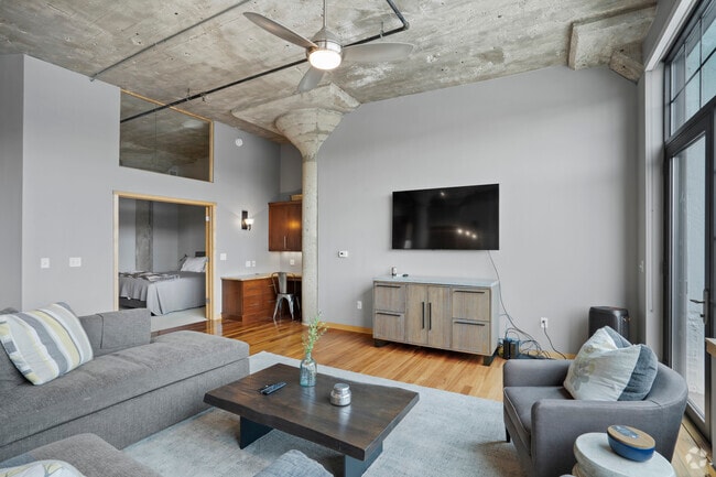 Building Photo - 311 E Erie St Rental