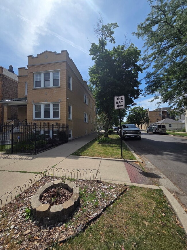 Building Photo - 2252 N Mason Ave Unit 2