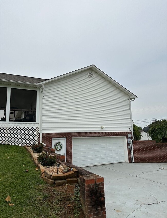 Photo - Rutledge 37861 - Beautifully Modernized 3 Bedroom, 2 Bath Home in Deer Ridge Subdivision! - Call ...