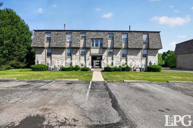 Building Photo - 811 Hilltop Ln