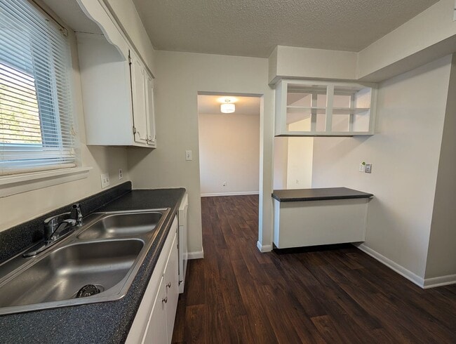 Building Photo - 2 Bedroom Walking Distance to NCSU!