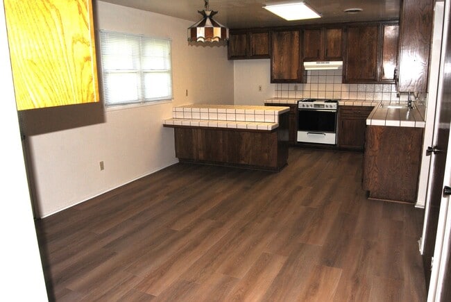 Building Photo - 200 Douglas St Unit A