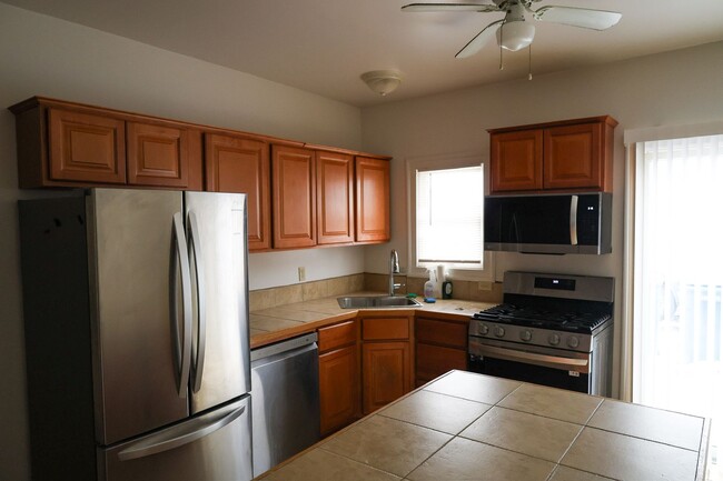 Building Photo - Lovely 4Br 2Bath with In-Unit Washer/Dryer Unit 123 Franklin