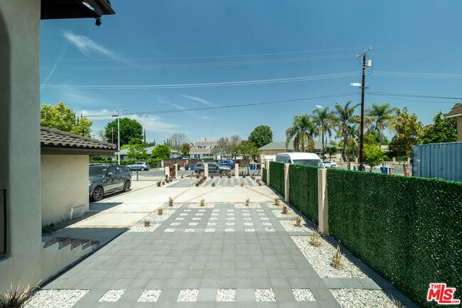 Photo - 20456 Strathern St